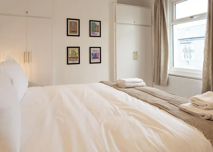Bright & Airy 2Bd - 10 Mins Walk To Chelt Centre!