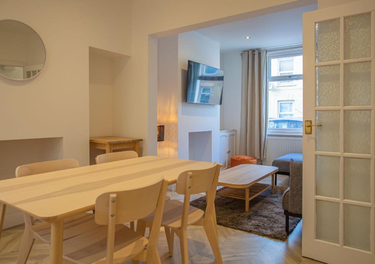 Bright & Airy 2bd - 10 Mins Walk To Chelt Centre! Holiday home Cheltenham