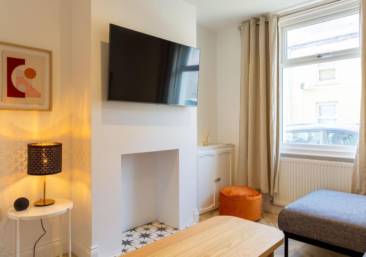Bright & Airy 2bd - 10 Mins Walk To Chelt Centre! Hébergement de vacances Cheltenham